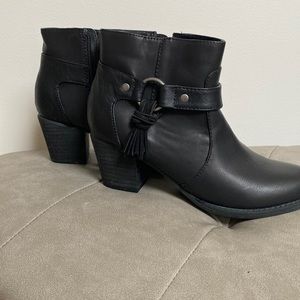American Eagle women ankle boots.